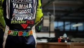 Venduta su Ebay la tuta di Valentino Rossi per Simoncelli
