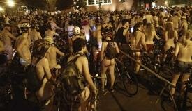 Tutti nudi in bicicletta, la singolare protesta globale contro gli sprechi/GUARDA IL VIDEO