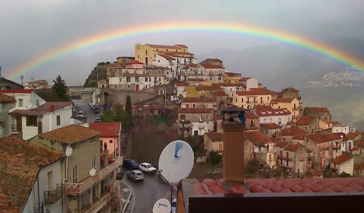 In un comune alle porte di Catanzaro è vietato morire (per legge)