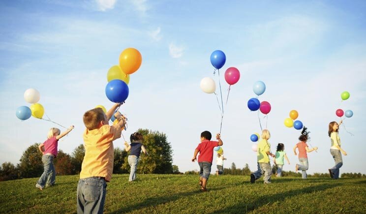 Giocare all'aperto previene la miopia infantile