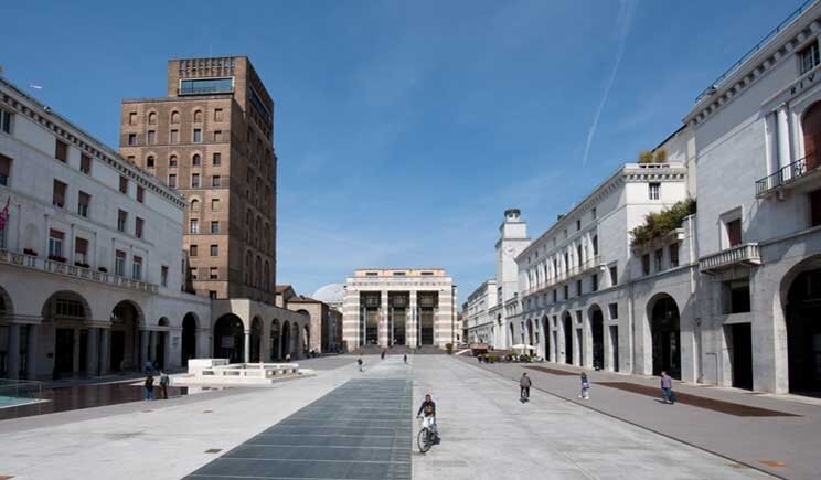 Brescia, uomo si fa il bidet in una fontana di piazza Vittoria