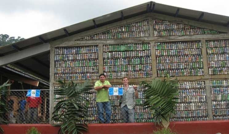 Progetto EcoBricks: costruite 61 scuole ricavate da materiali di scarto
