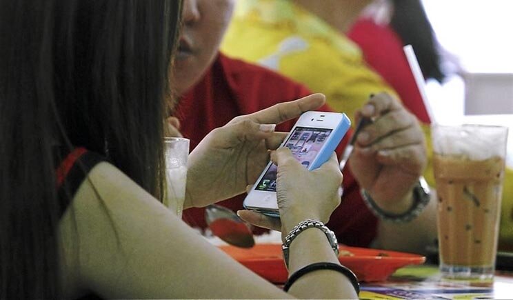 Smartphone a tavola e disturbi alimentari