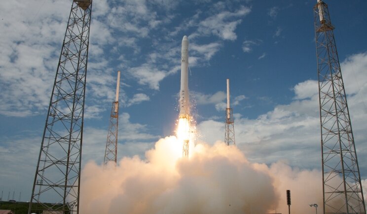 Il razzo Falcon 9 di Elon Musk atterra in verticale