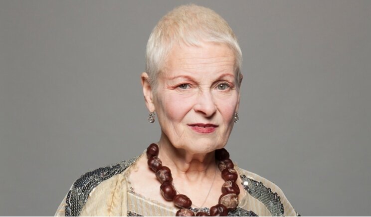 Modella perde il vestito e Vivienne Westwood la soccorre