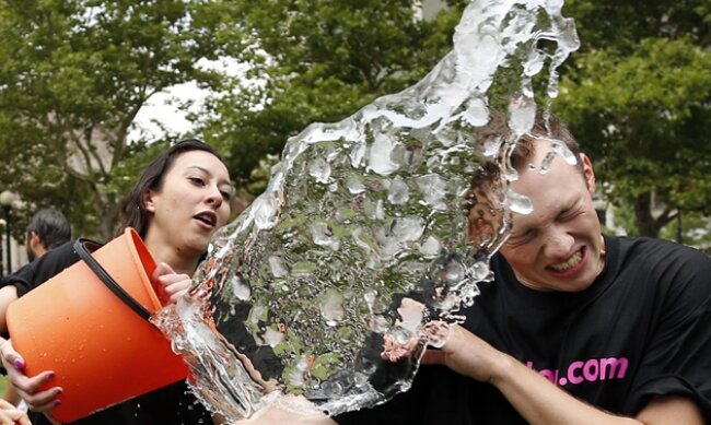 Sla, 2.4 milioni di euro raccolti grazie all'Ice Bucket Challenge