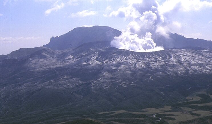 Giappone, allarme per l'eruzione del vulcano Aso