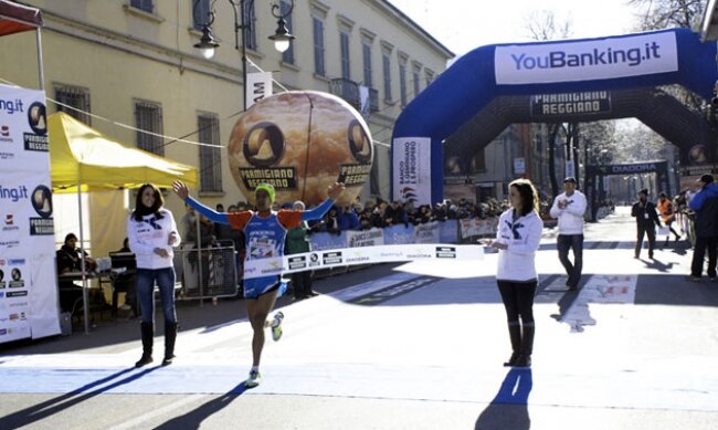 Un atleta al traguardo della Maratona di Reggio Emilia 212