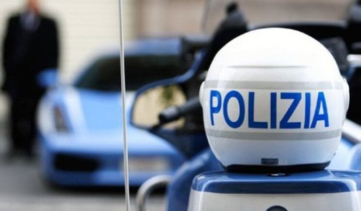 Sciopero della polizia contro caschi usati e giubbotti scaduti